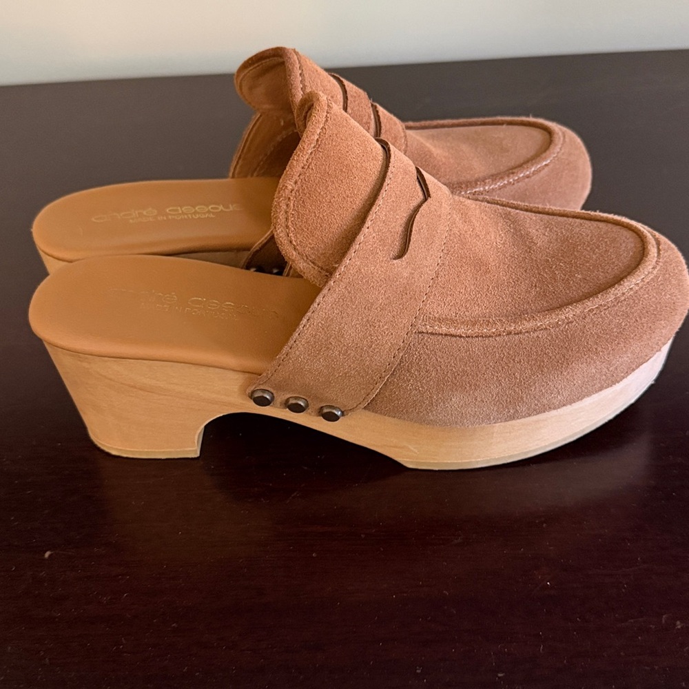 Andre Assous | Soraya Suede Clogs